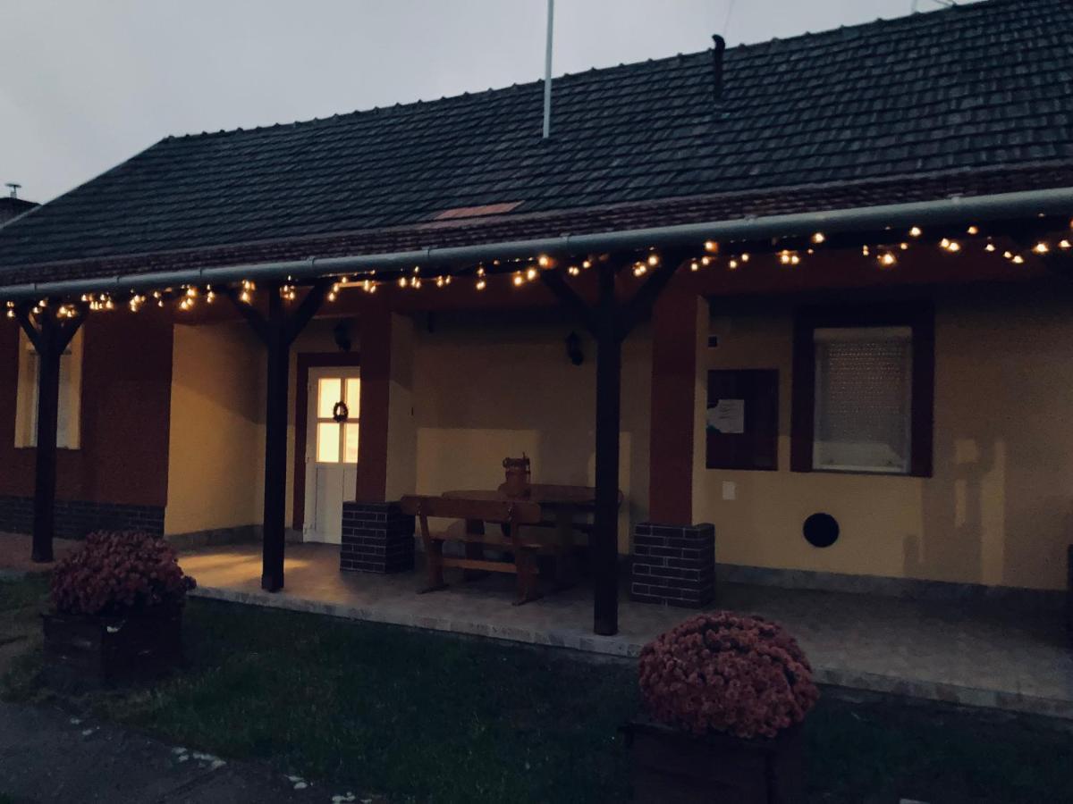 Tiszavirag Vendeghaz Apartment Tiszacsege Bagian luar foto